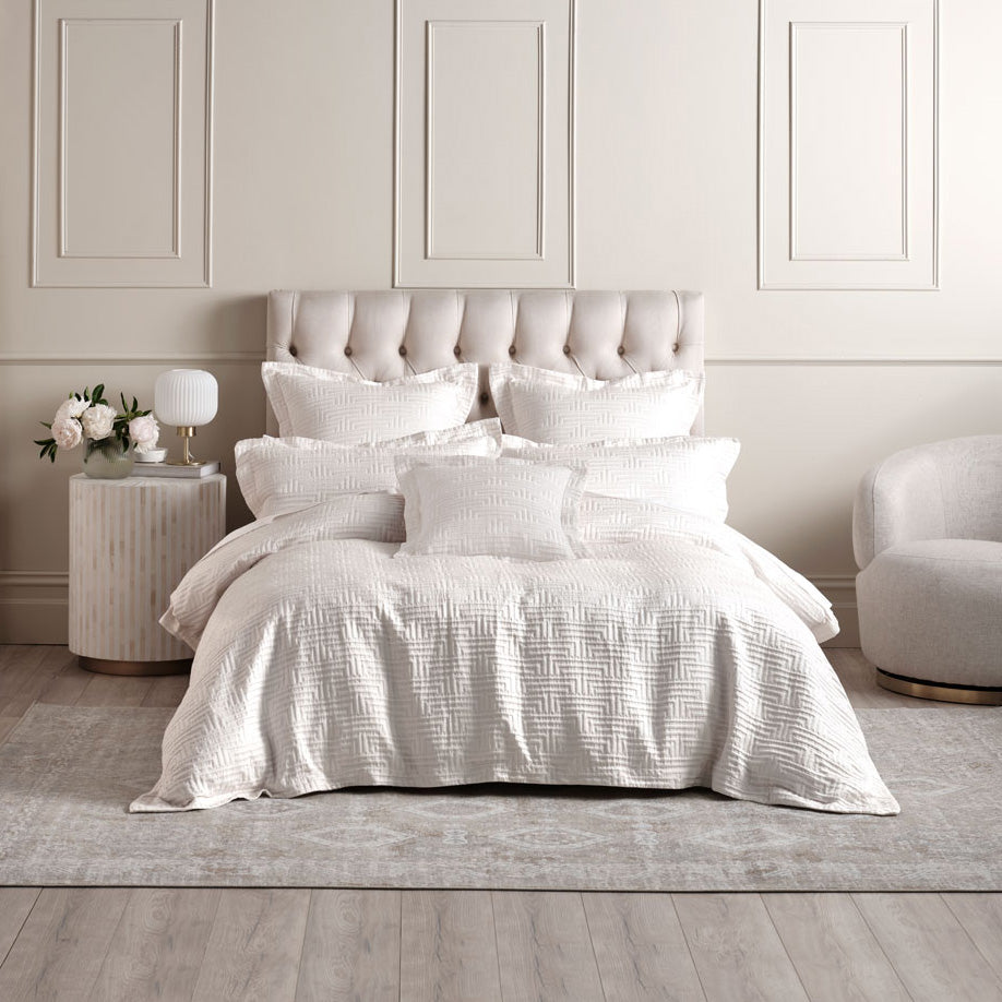 Luxurious Winston White Queen - Sized Bed Quilt Cover Set for Timeless Bedroom Decor