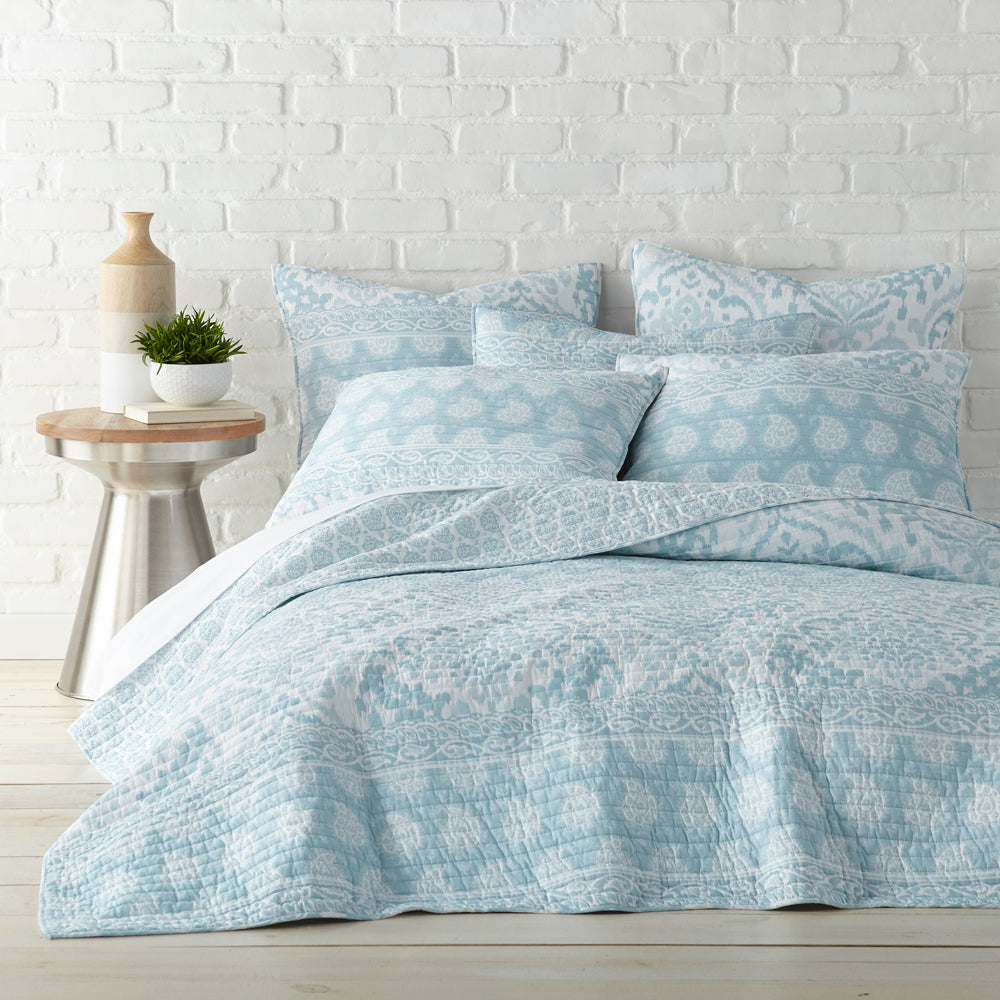 Luxurious York Super King Bed Coverlet Set for a Contemporary Bedroom