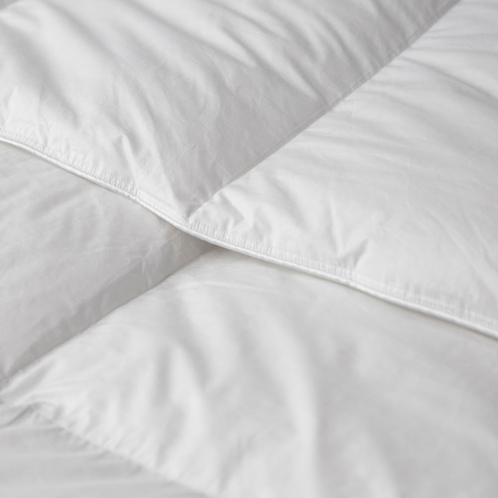 Luxurious Hungarian 90/10 Goose Down & Feather Queen-Size Quilt for Ultimate Comfort