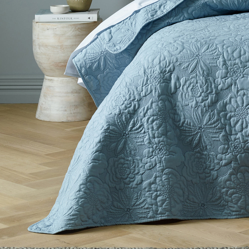 Stylish Sabrina Blue Bedspread Set for Queen - Sized Bed