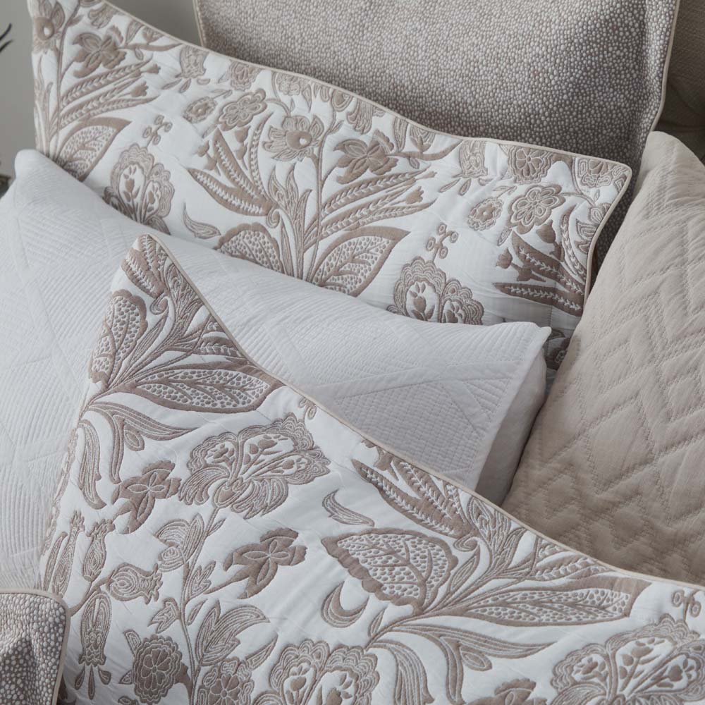 Meridien Stone Queen - Sized Bed Quilt Cover Set with Classic Floral Design