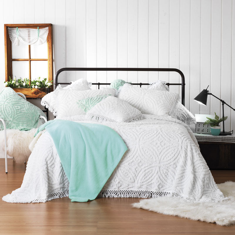 Kalia Luxury White Bedspread Set for Queen-Sized Bed