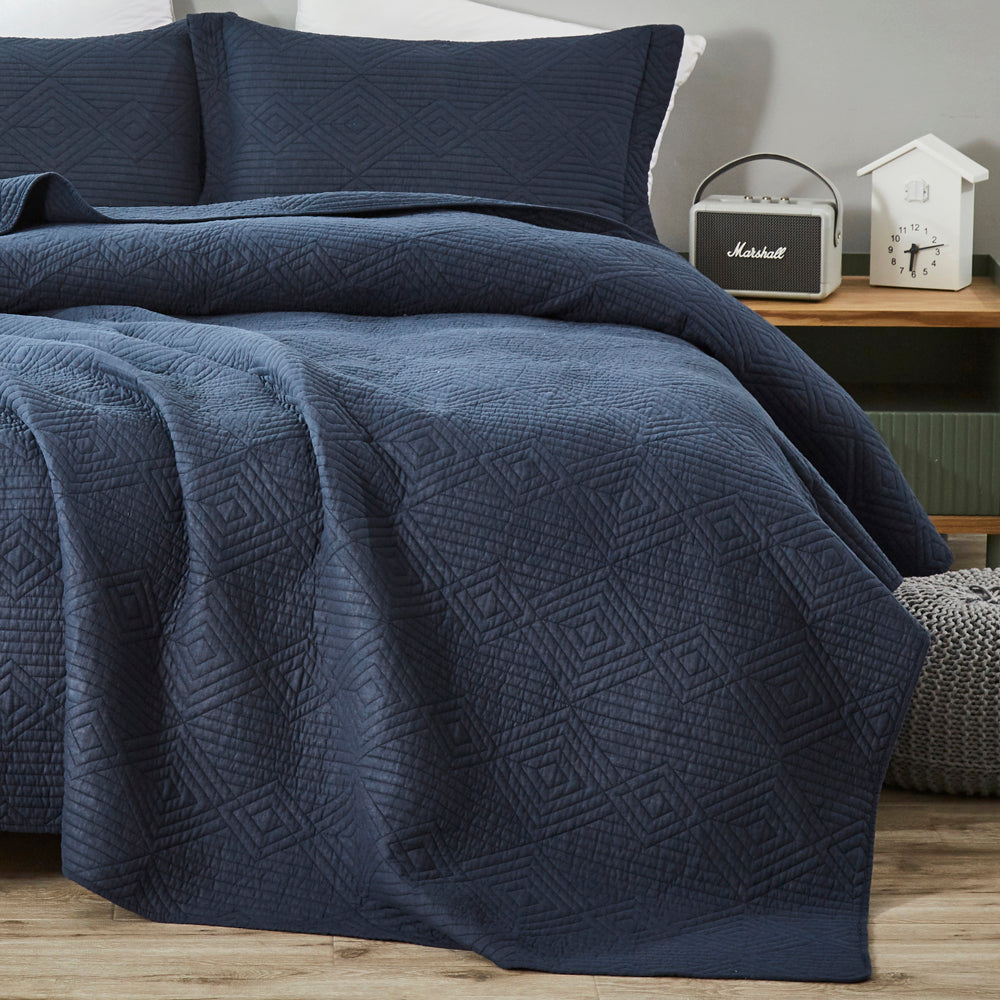 Elegant Navy Diamond Pattern Coverlet Set for Queen - Sized Bed