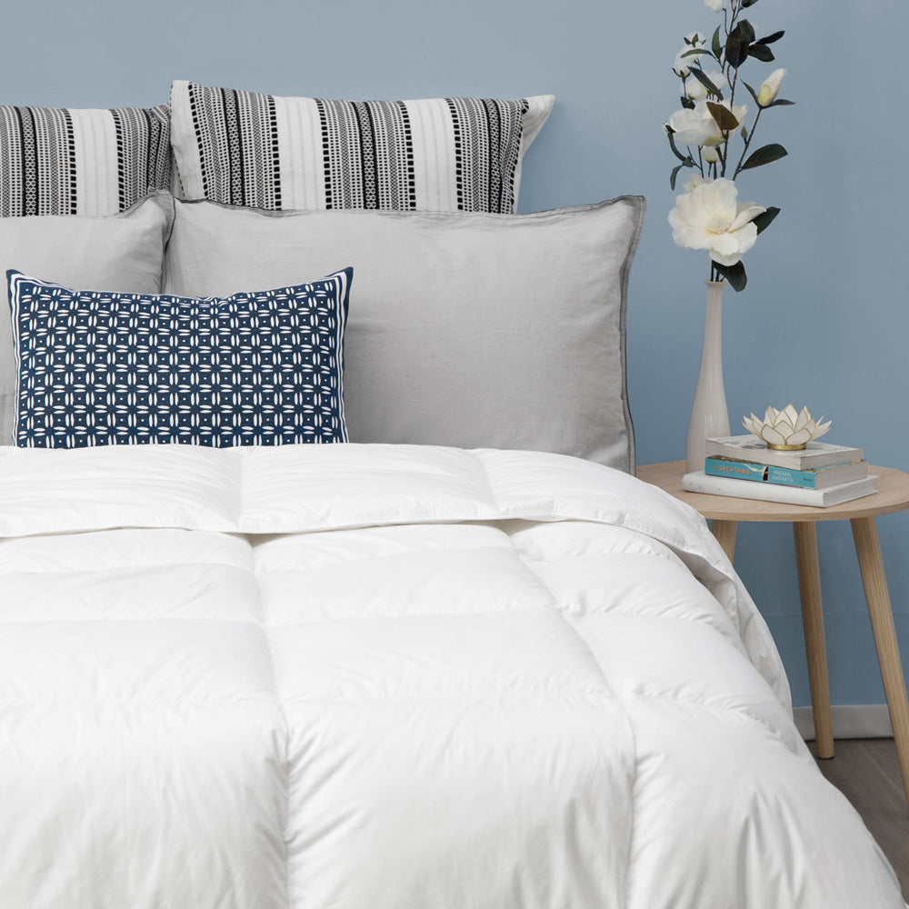 Luxurious Hungarian 90/10 Goose Down & Feather Queen-Size Quilt for Ultimate Comfort