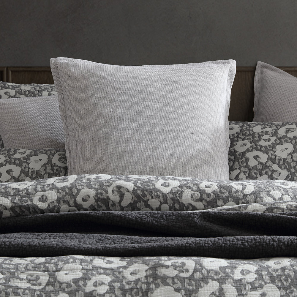 Elegant Leo Night European-Style Pillowcase for a Sophisticated Bedroom