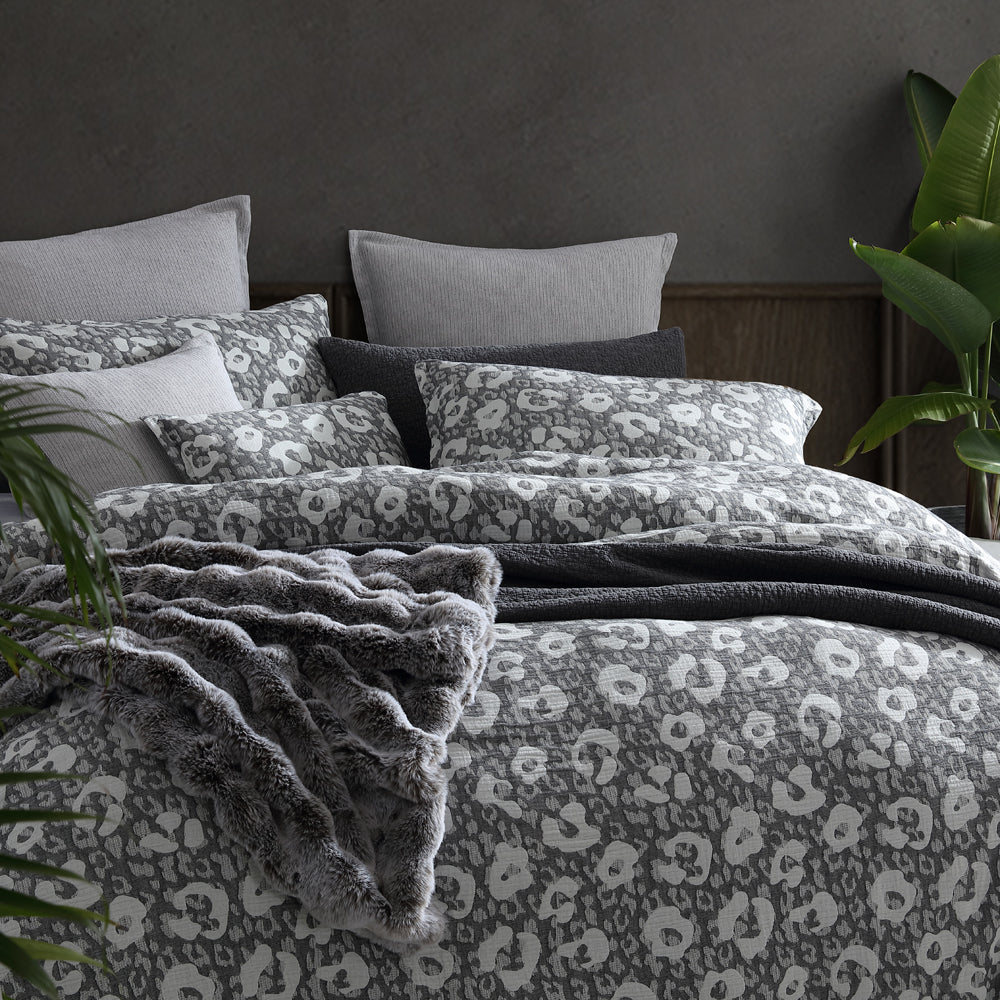 Leo Night Queen - Sized Quilt Cover Set for a Modern Bedroom