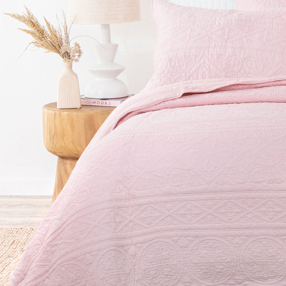 Soft Rose Quartz Queen Bed Coverlet Set with Textured Design