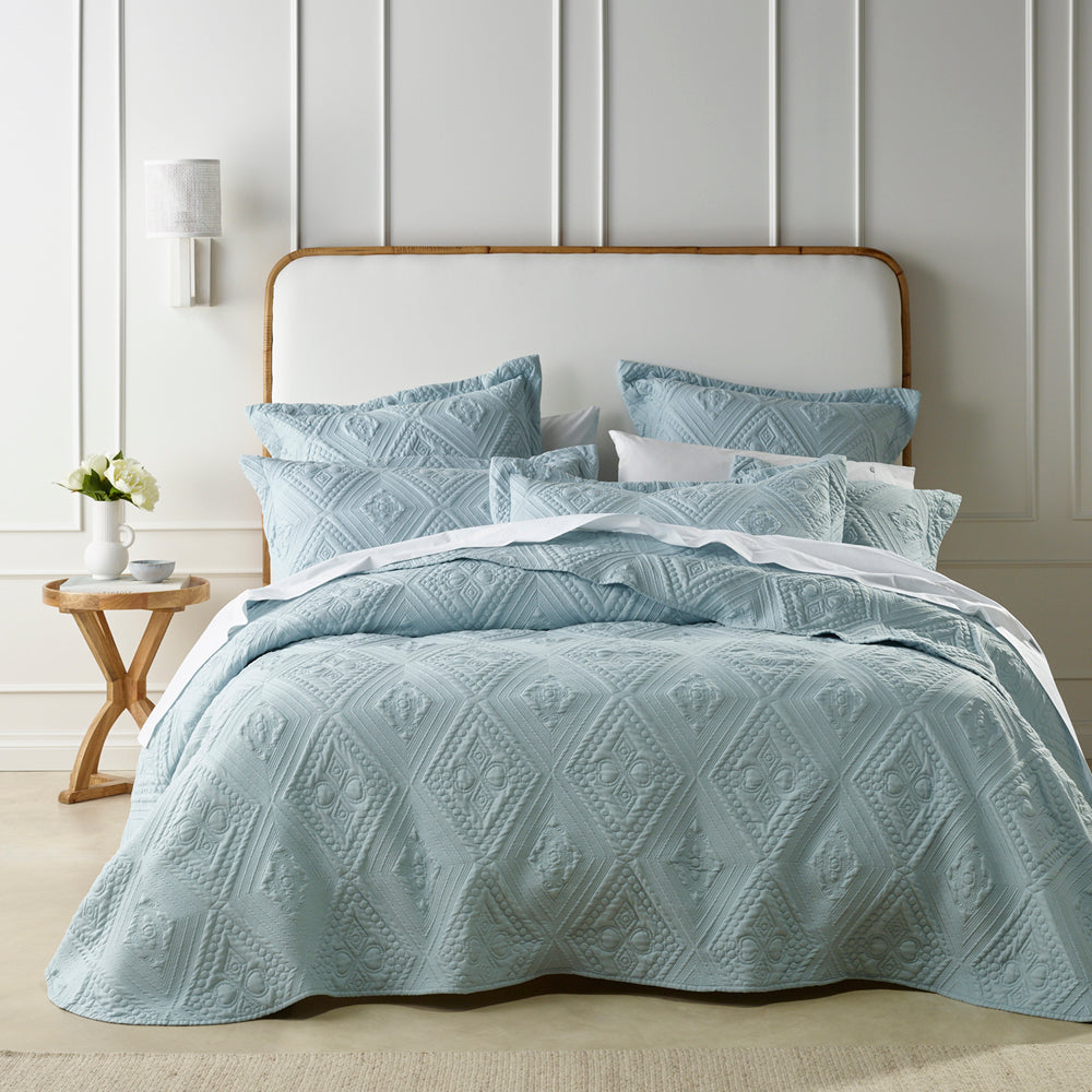 Elegant Aspen Sky Blue Bedspread Set for Queen - Size Beds