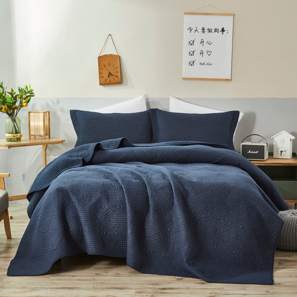 Elegant Navy Diamond Pattern Coverlet Set for Queen - Sized Bed