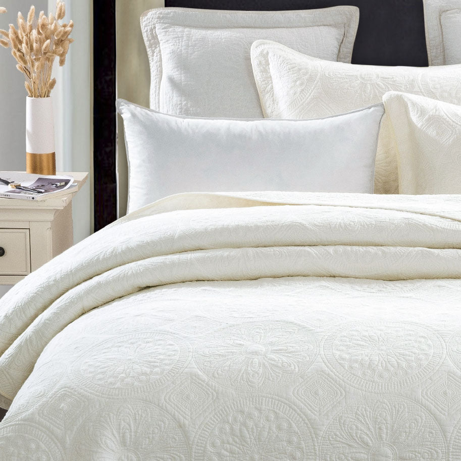 Exquisite Ivory Super King Bed Coverlet Set with Matching Pillowcases