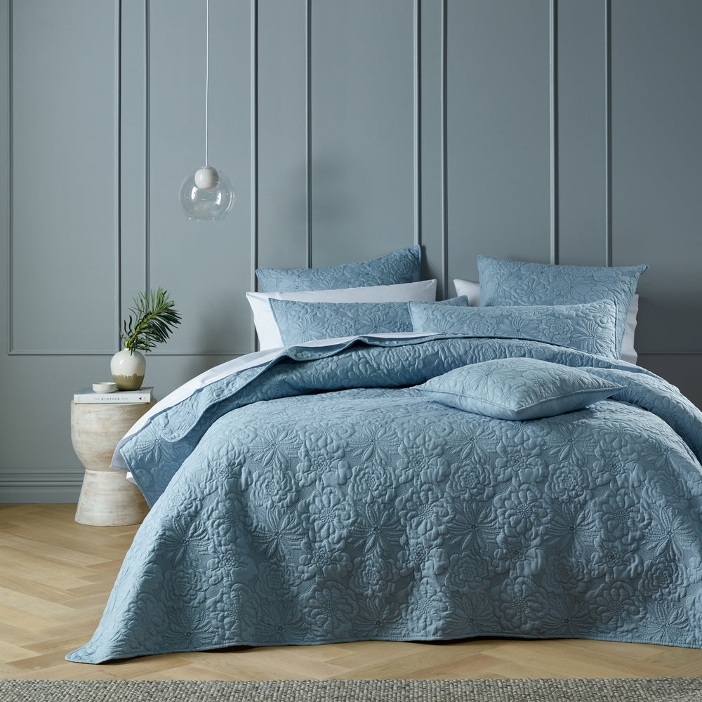 Stylish Sabrina Blue Bedspread Set for Queen - Sized Bed